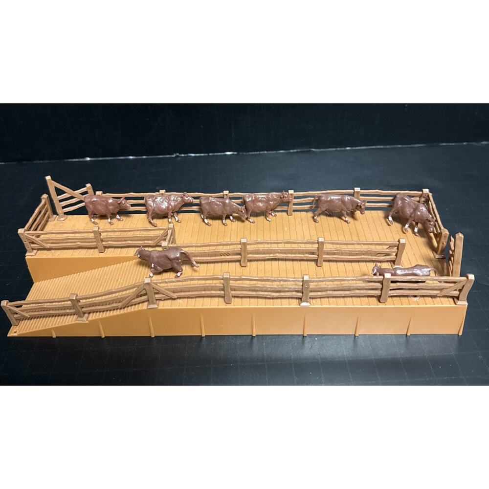 Tyco HO Guage Cattle Depot Ramp & Pen with Gates and 8 Cattle Vintage 1970s